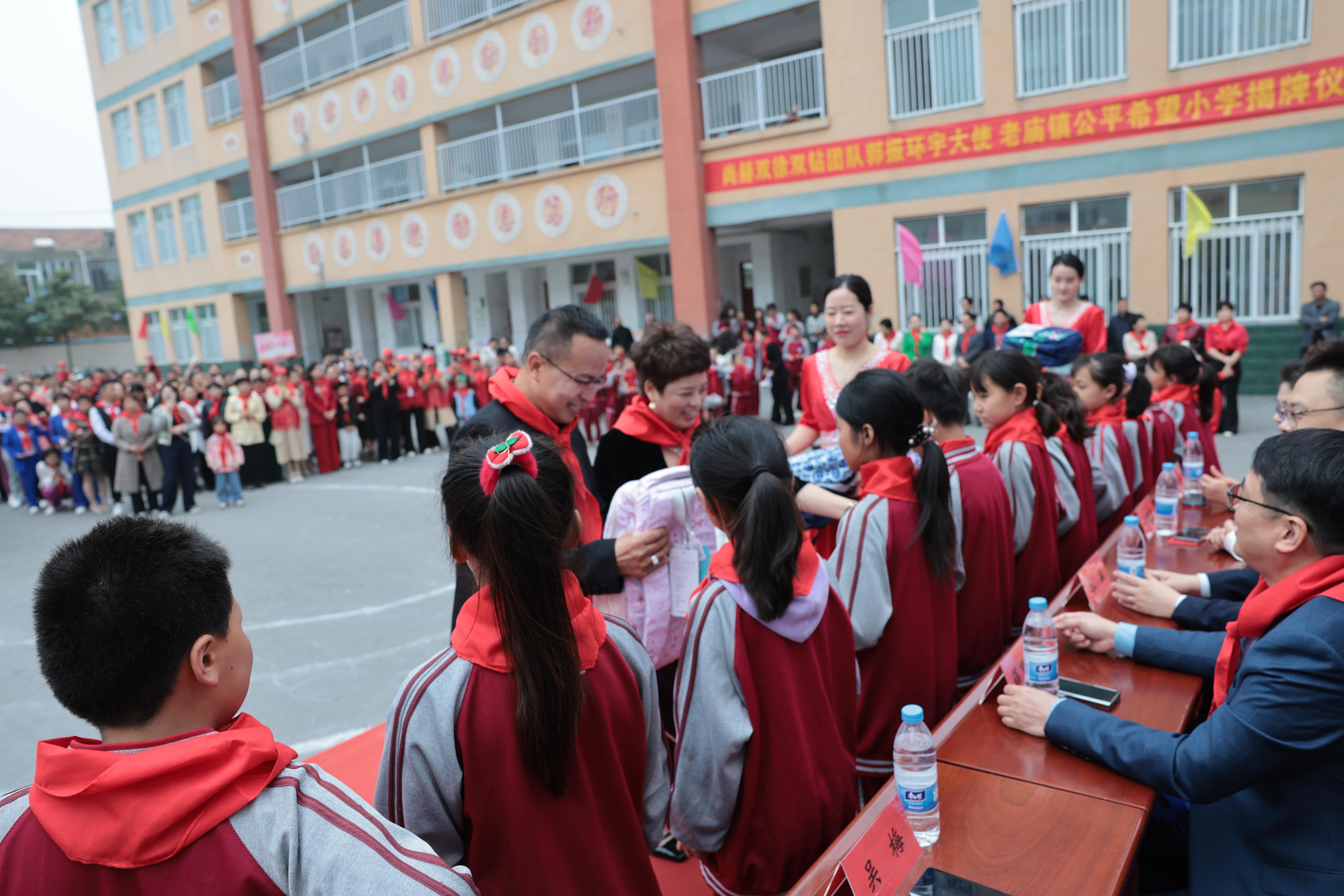 在爱意的“双向奔赴”中丨第249所壹贰博网页版公益学校揭牌