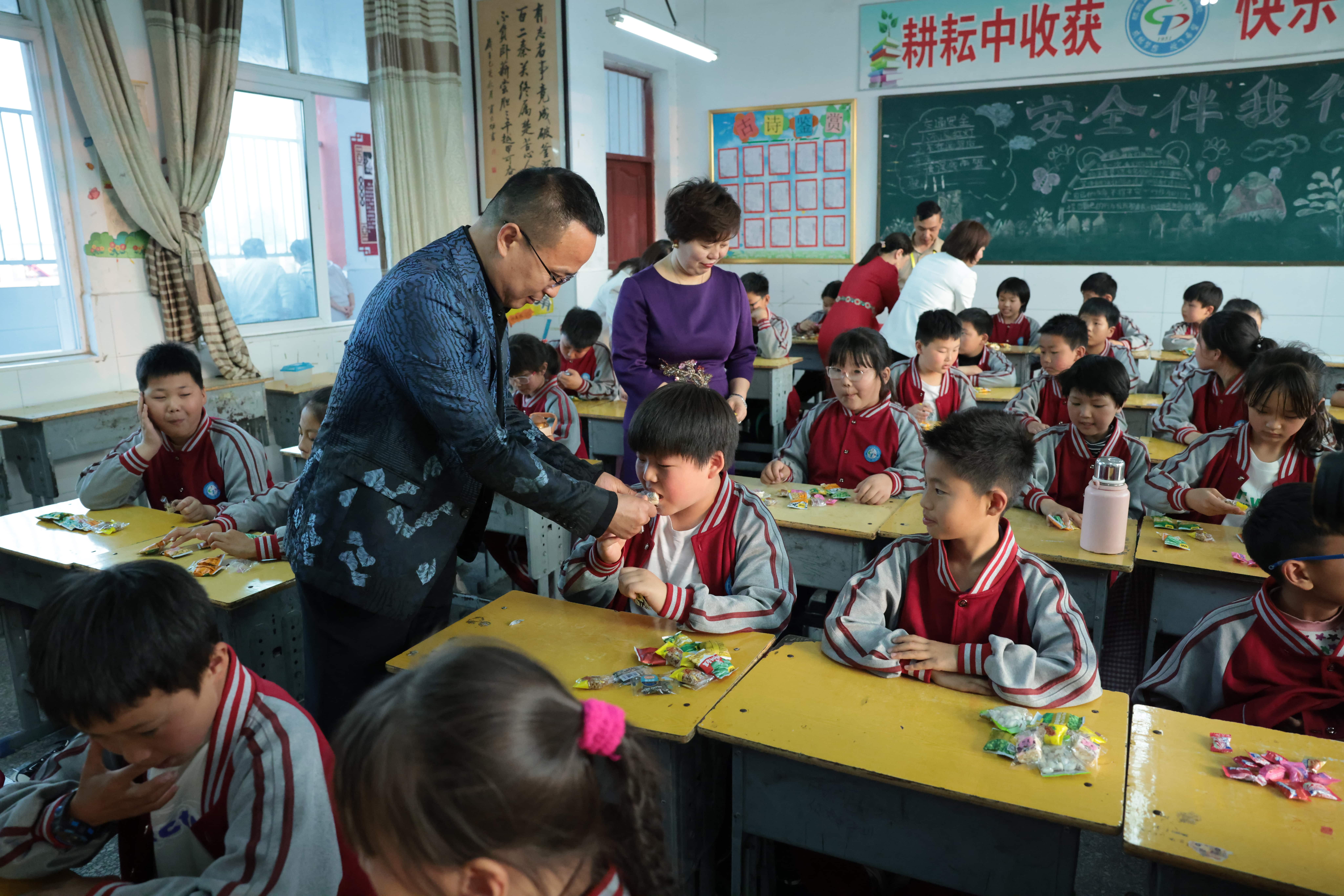 在爱意的“双向奔赴”中丨第249所壹贰博网页版公益学校揭牌