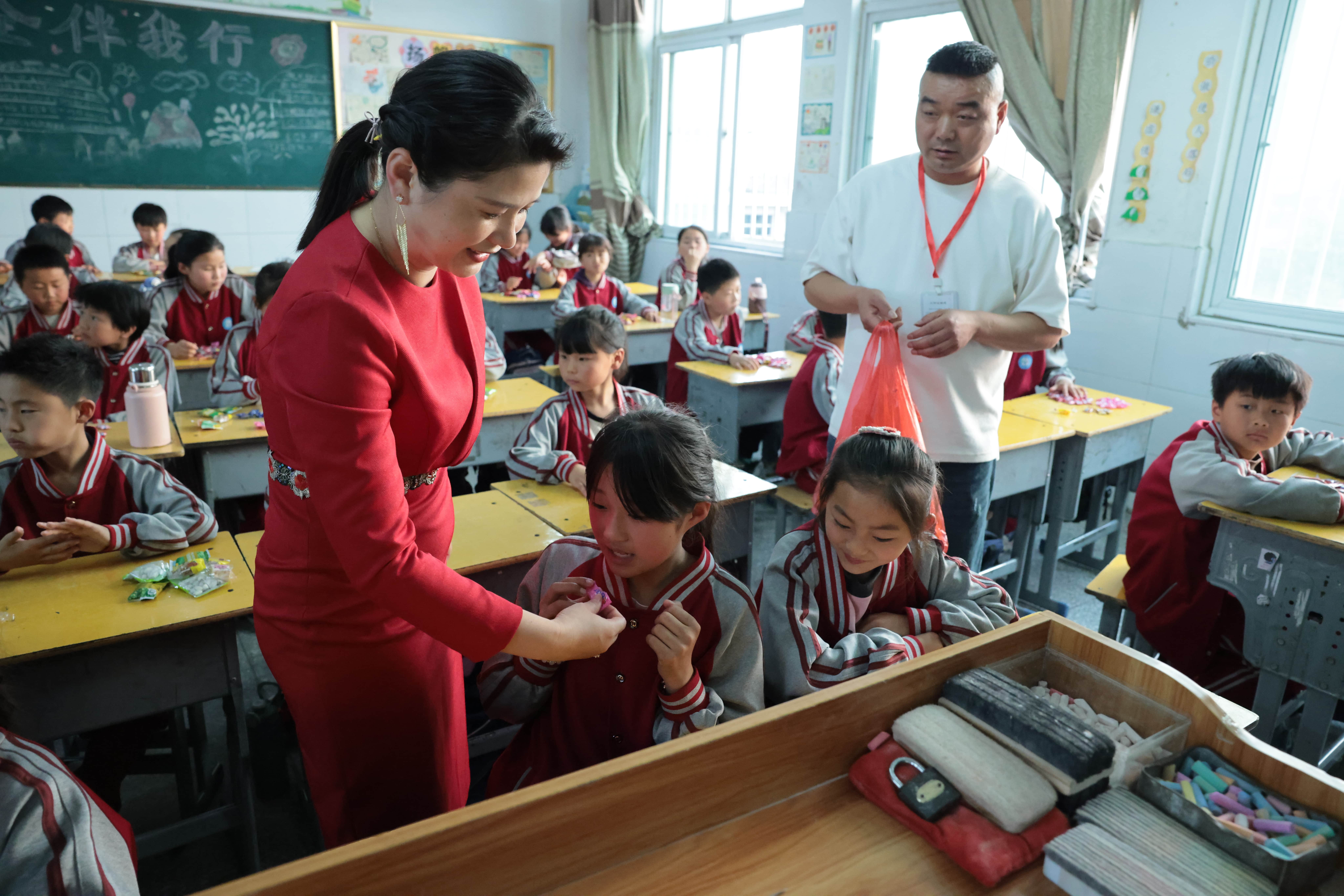 在爱意的“双向奔赴”中丨第249所壹贰博网页版公益学校揭牌