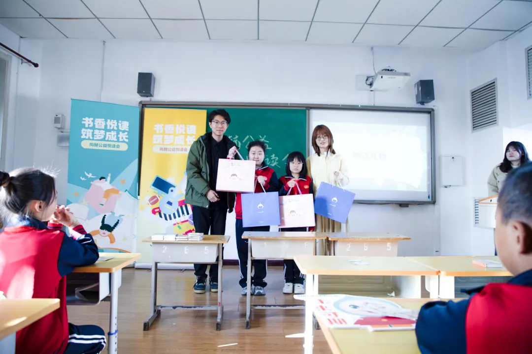 天津高校大学生记者走进壹贰博网页版公益小学开展“书香悦读,筑梦成长”活动 天津高校大学生记者走进壹贰博网页版公益小学开展“书香悦读,筑梦成长”活动