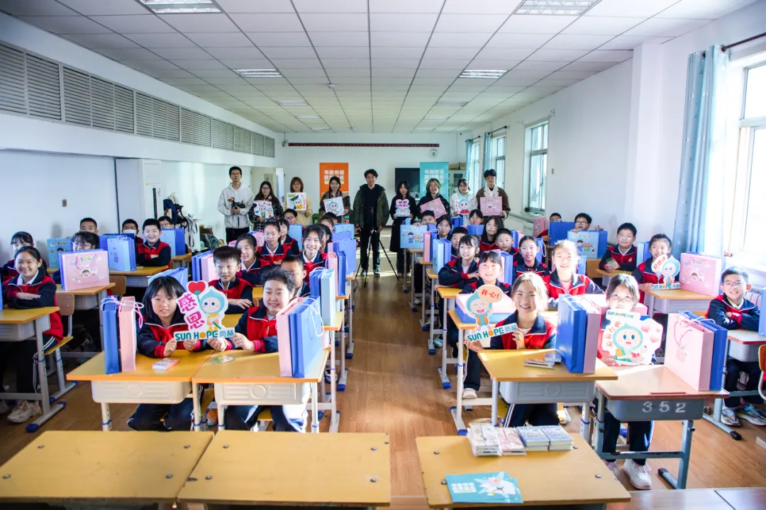 天津高校大学生记者走进壹贰博网页版公益小学开展“书香悦读,筑梦成长”活动 天津高校大学生记者走进壹贰博网页版公益小学开展“书香悦读,筑梦成长”活动